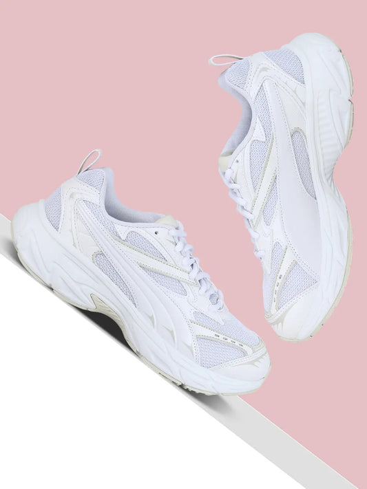 Sneakers blanches : comment les entretenir tout l'été ?